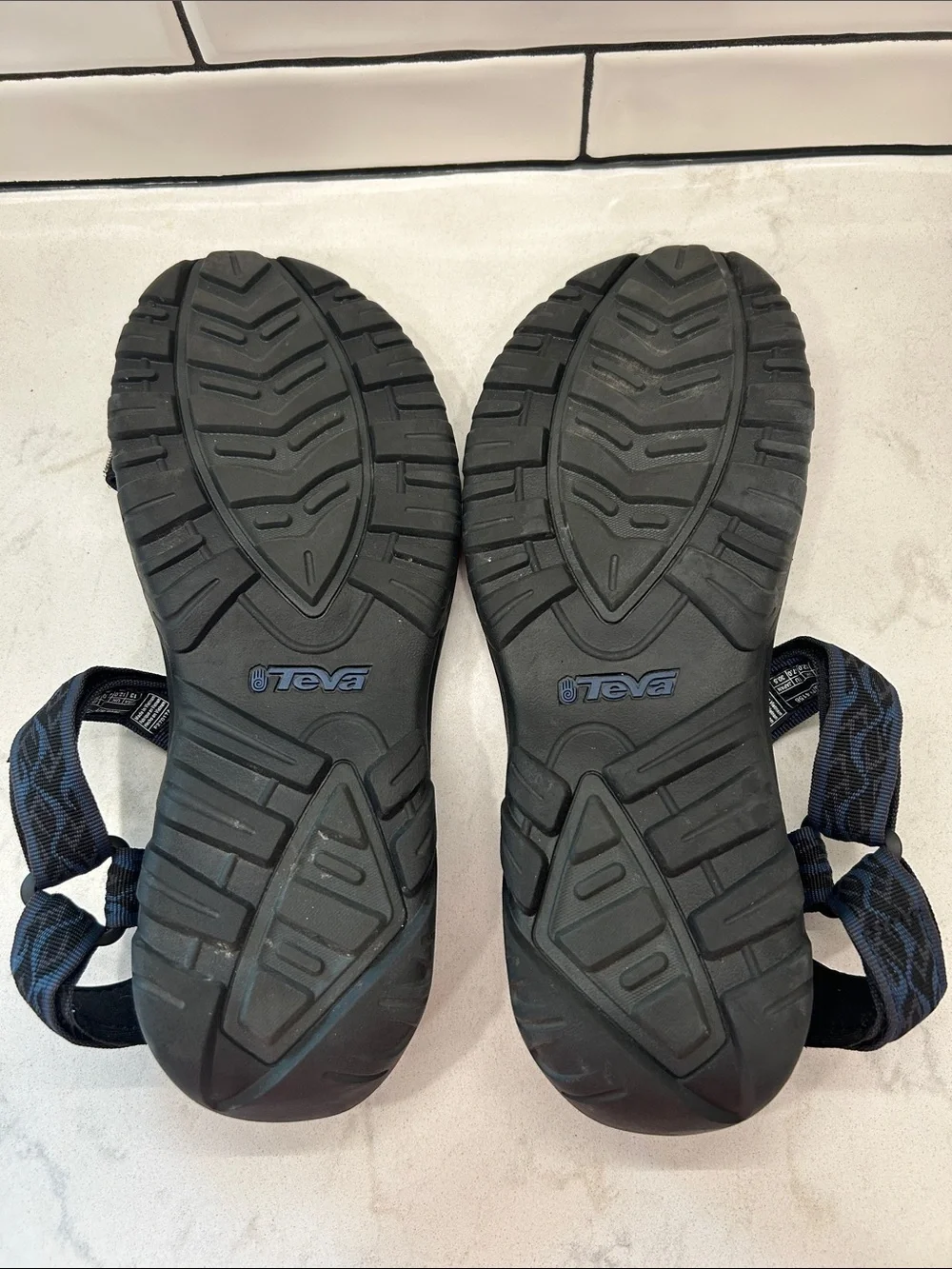 Teva Men's Hurricane 4 Sandals Strappy Outdoor Sandals in Navy/Black Wavy Trail